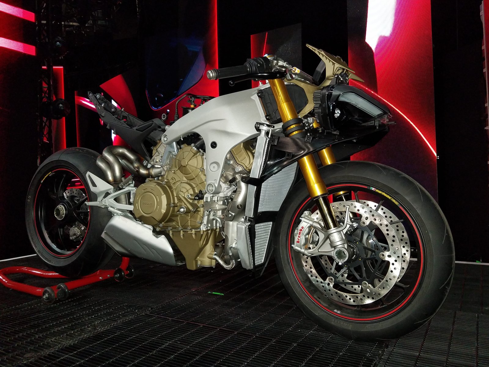 V 4 0 4 t. Выхлоп Ducati Panigale v4. Ducati Panigale v4 рама. Ducati Panigale v4 двигатель. Ducati Panigale v4 speciale двигатель.