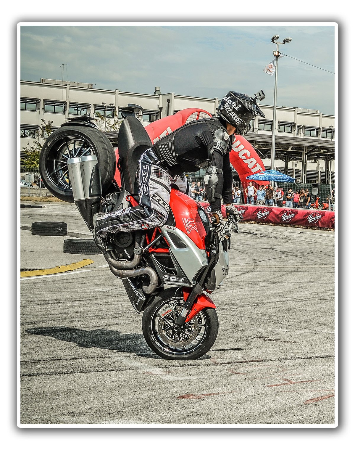 1200px-Ducati_Diavel_,_stoppie,_2013_Gorizia.jpg