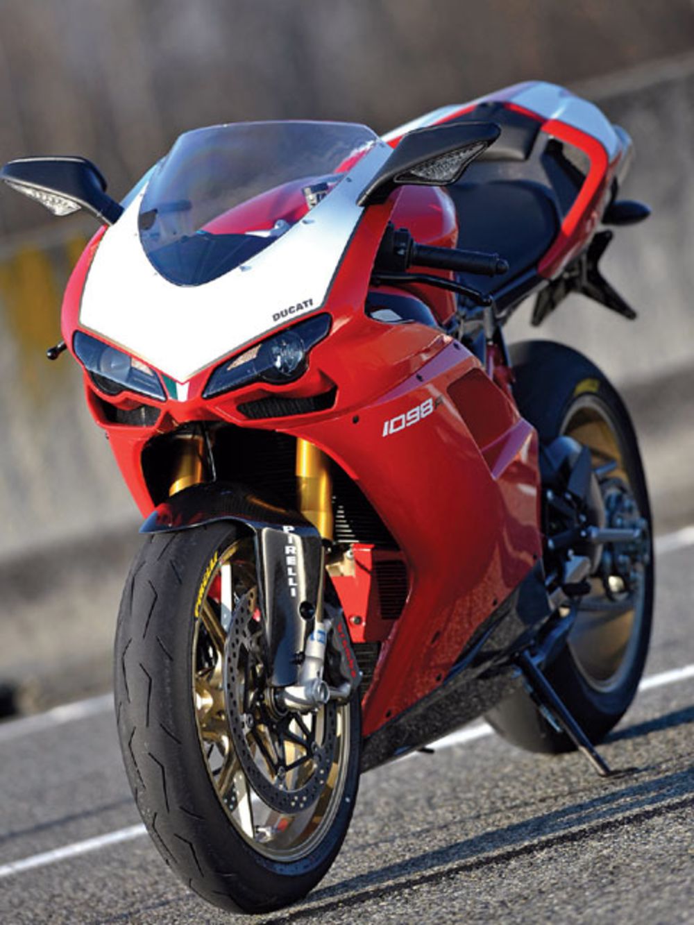 146_0805_16_z+2008_ducati_1098R+front_end_view.jpg