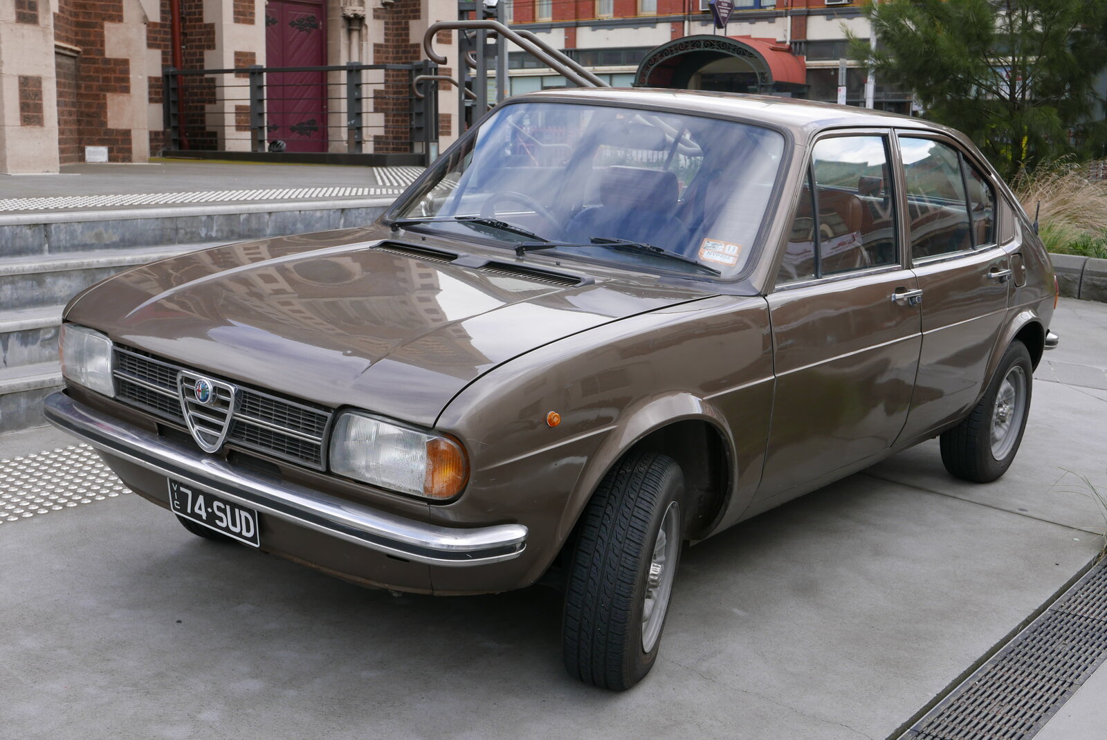 1974_Alfa_Romeo_Alfasud_4-door_sedan_(2015-07-15)_01.jpg