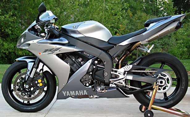 2004-Yamaha-YZF-R1-silver-A.jpg