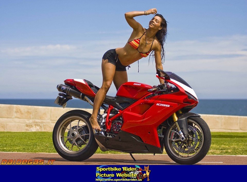 20130531_084740_ducati-1098r-sexy-donna-bikini.JPG