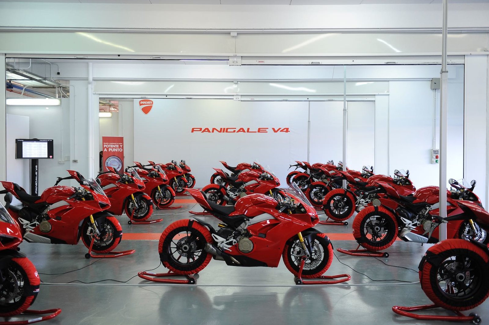 2018-panigale-v4-delivers-ducati-to-golden-age-top-speed-test-valencia-19.jpg