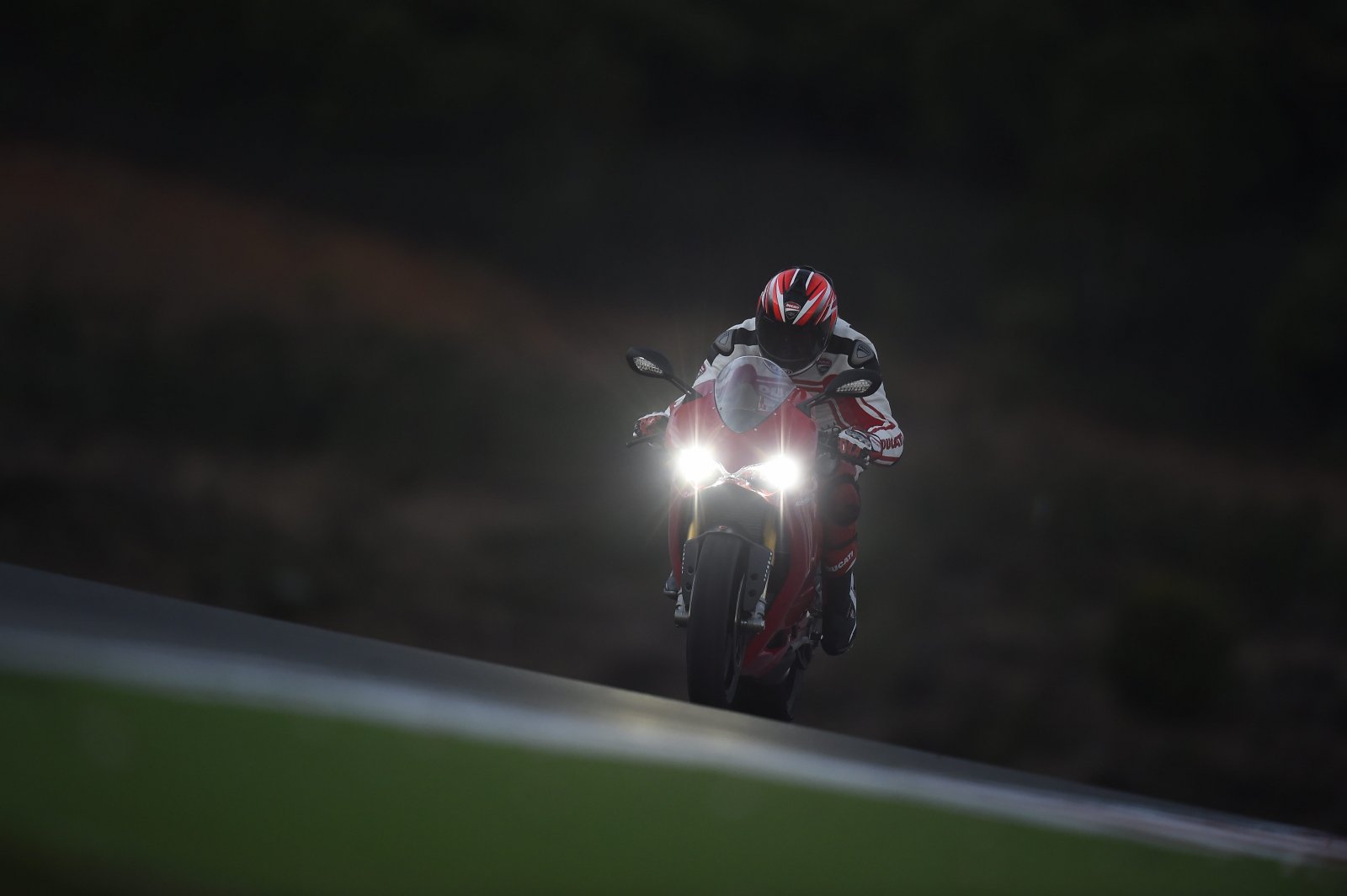 48-1299PanigaleS_Portimao_10.jpeg