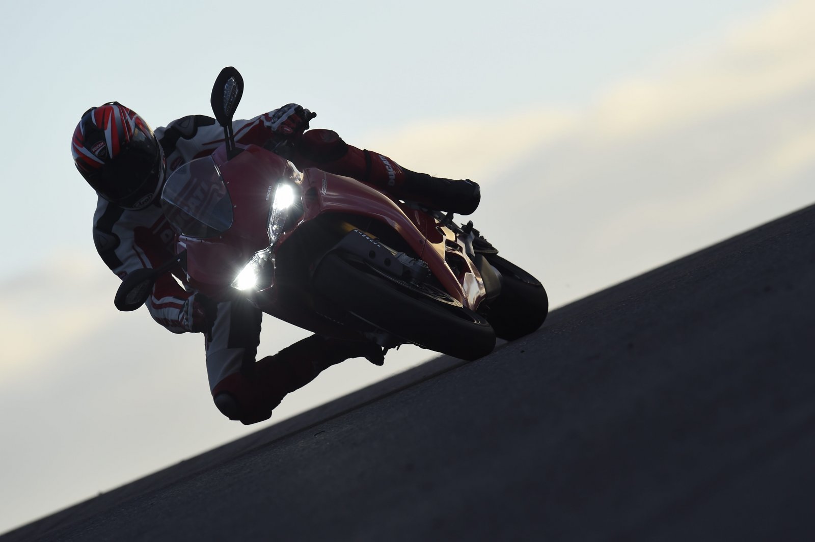 50-1299PanigaleS_Portimao_03.jpeg