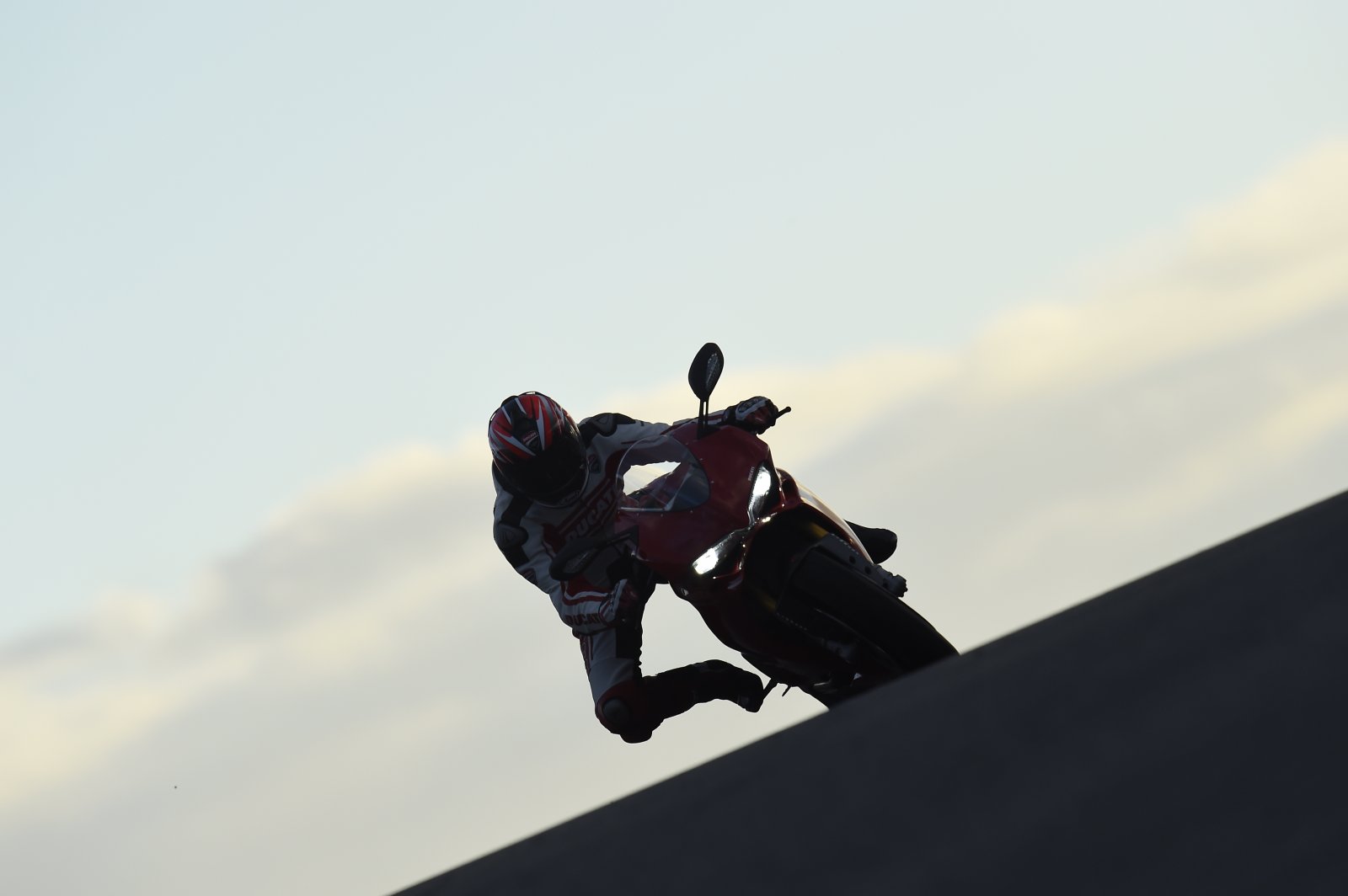 51-1299PanigaleS_Portimao_02.jpeg