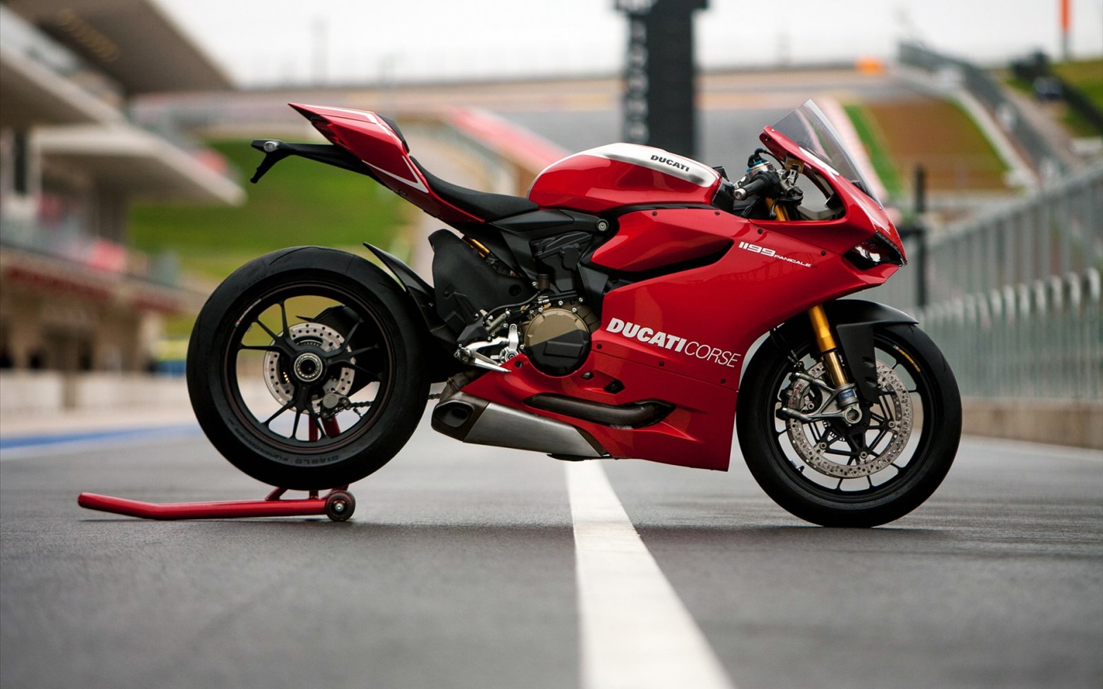 6916870-2013-ducati-superbike-1199-panigale-r.jpg