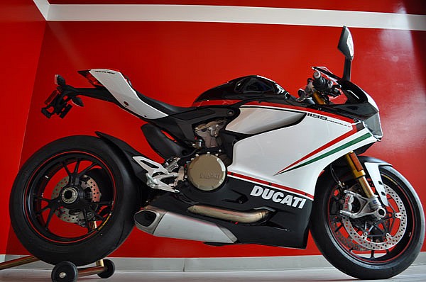 a-black-tricolore-ducati-1199-panigale-s-yes-please-photo-gallery-medium_15.jpg