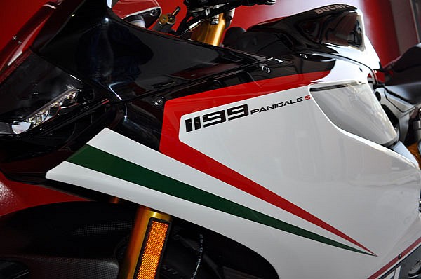 a-black-tricolore-ducati-1199-panigale-s-yes-please-photo-gallery-medium_8.jpg