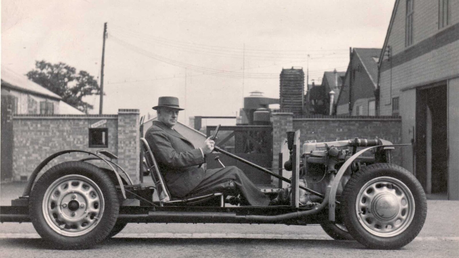 archive-hfs-morgan-at-pickersleigh-road-with-4-4-experimental-chassis-1945.jpg