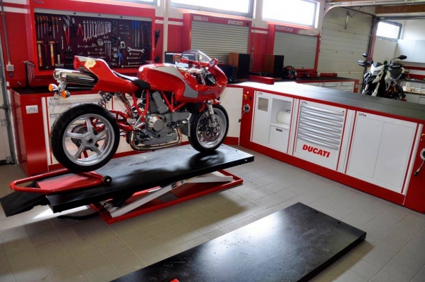 arredo_officina_LV8_Ducati_Herzele_5_.jpg