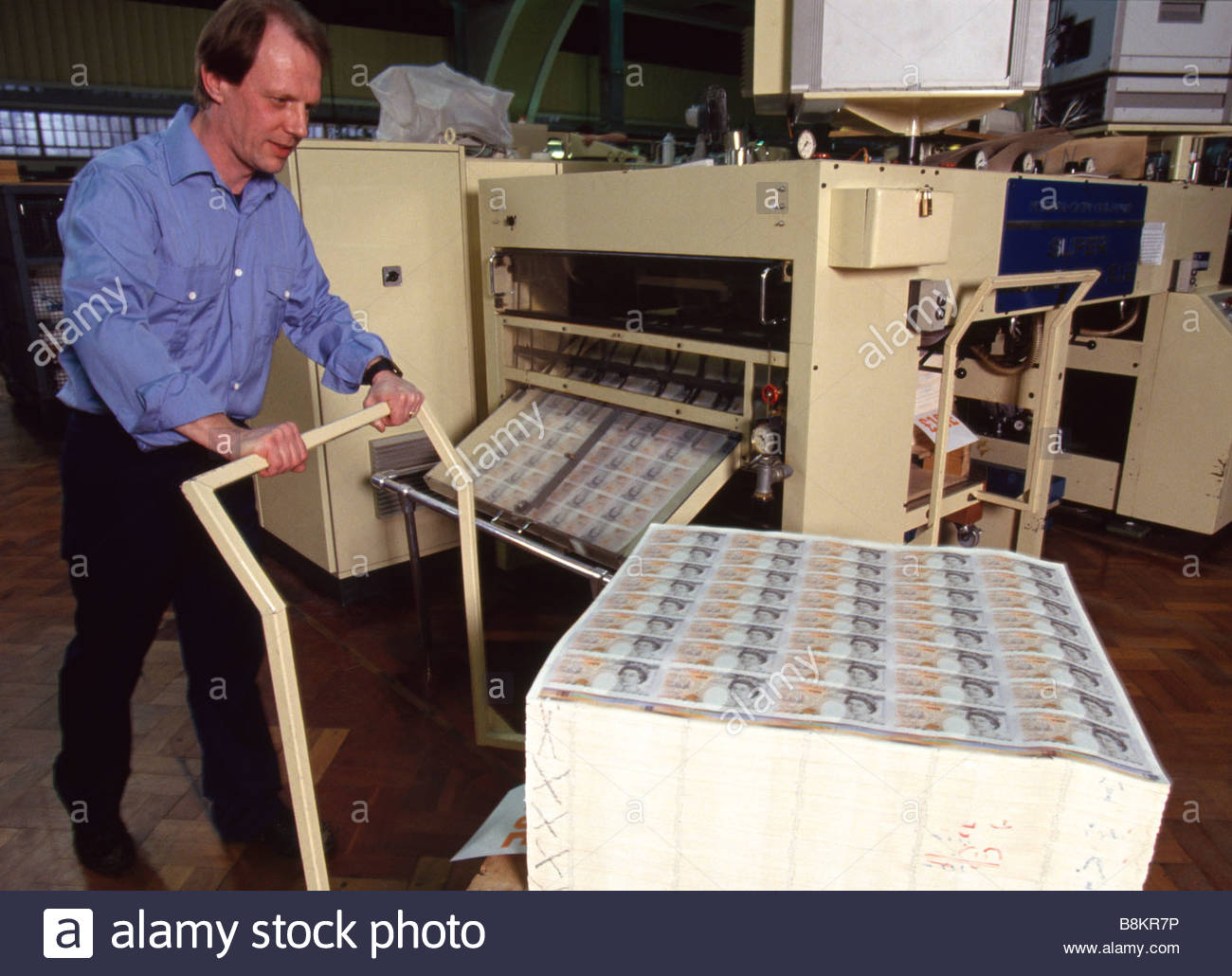 bank-of-england-printing-works-in-debden-essex-now-de-la-rue-a-printer-B8KR7P.jpg