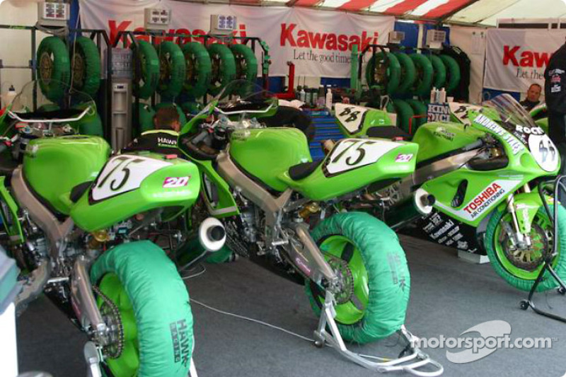 bike-cadwell-park-2003-hawk-kawasaki-team-pit-garage.jpg