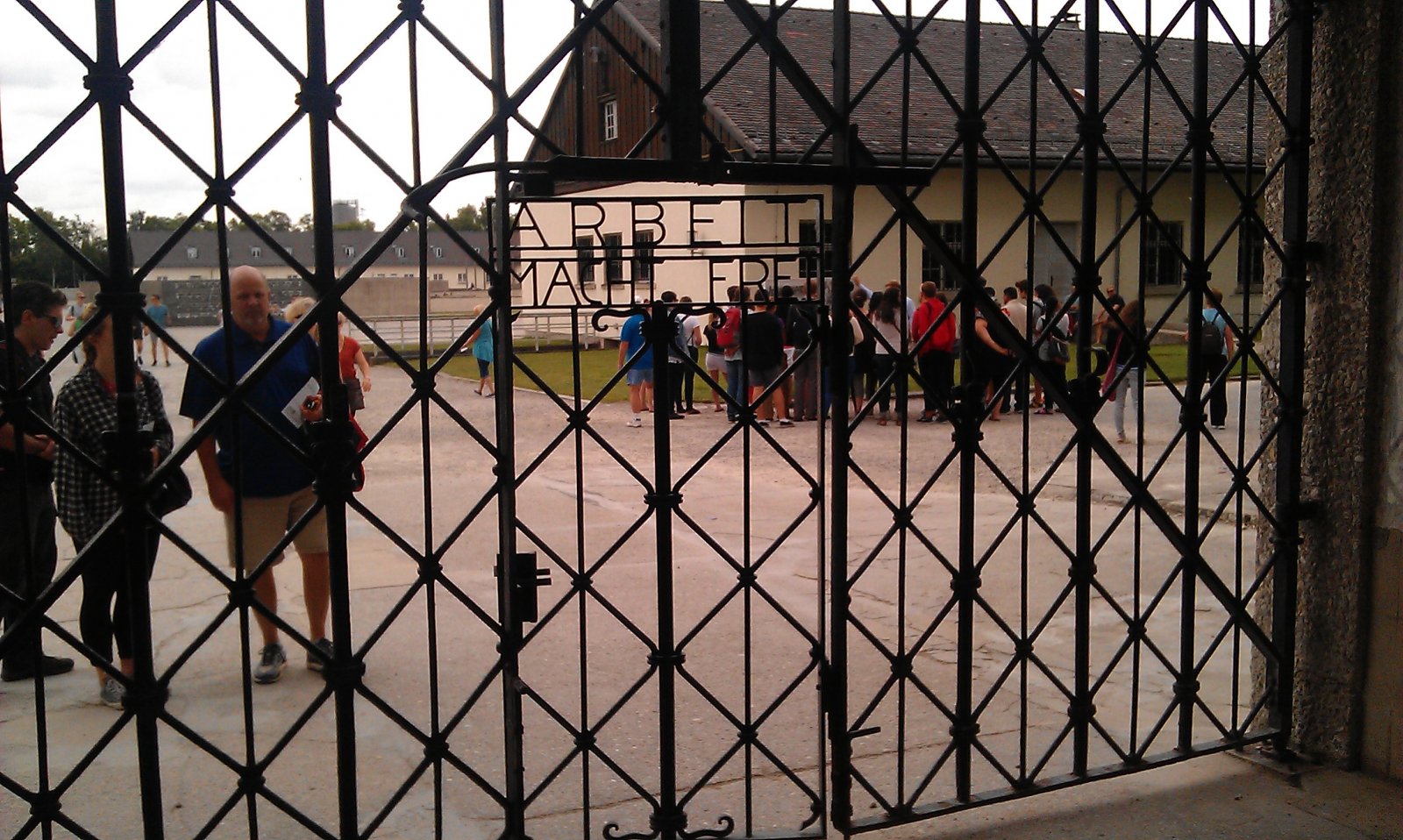 Dachau - arbeit macht frei 13-07-15.jpg