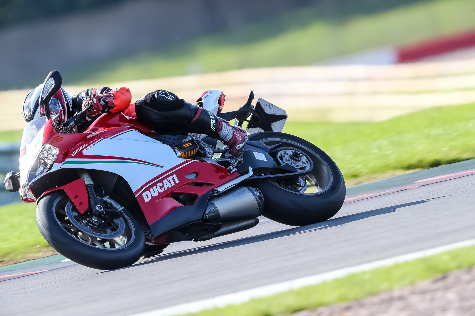 downloadz_270619_7872_donington_park.jpg