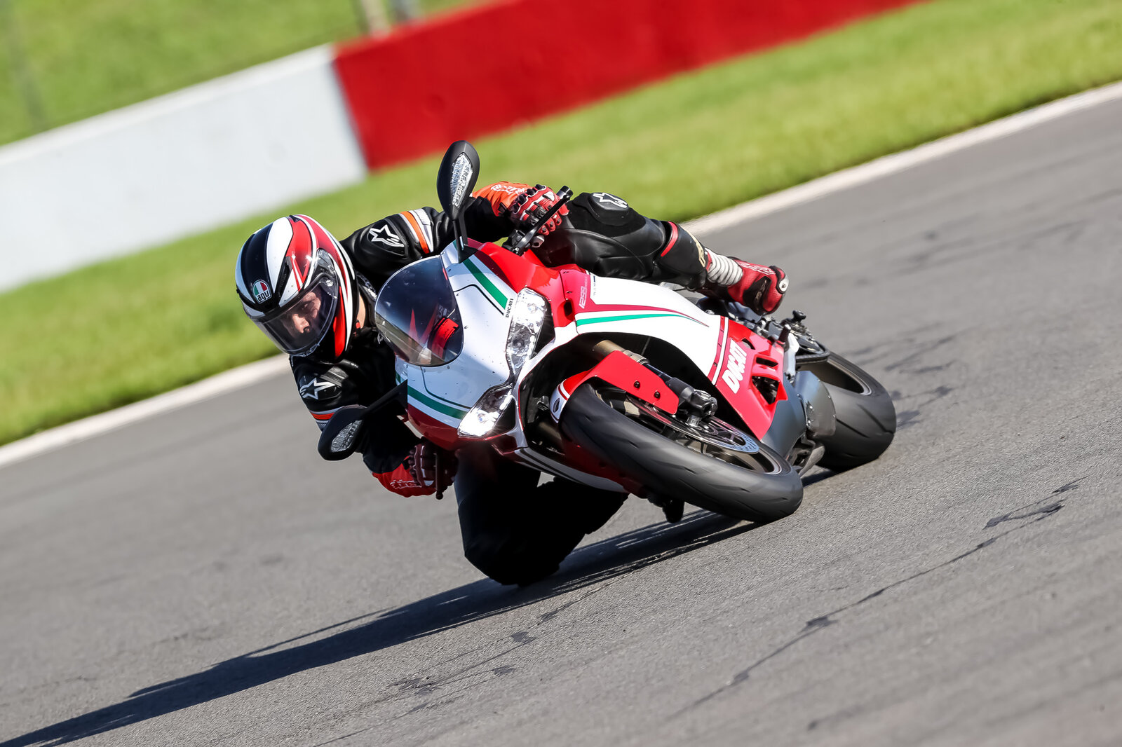 downloadz_270619_8047_donington_park.jpg