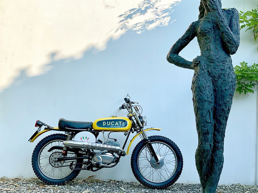 Ducati-100-Scrambler-mit-Skulptur.jpg