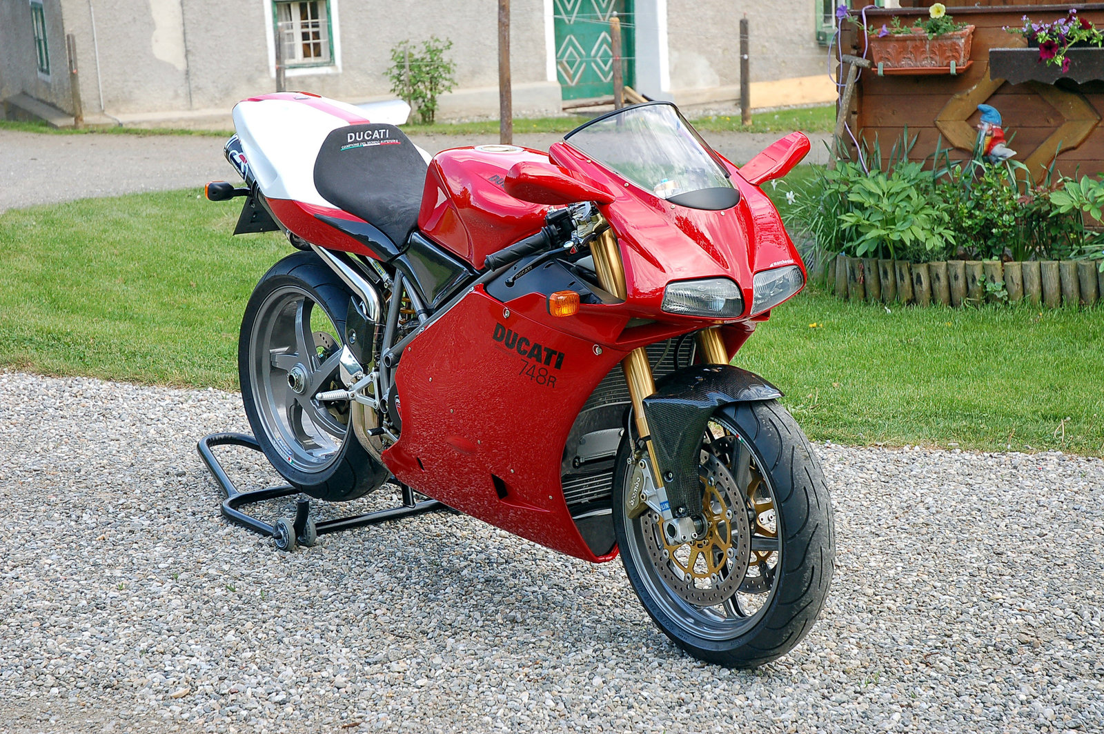 ducati-748.jpg