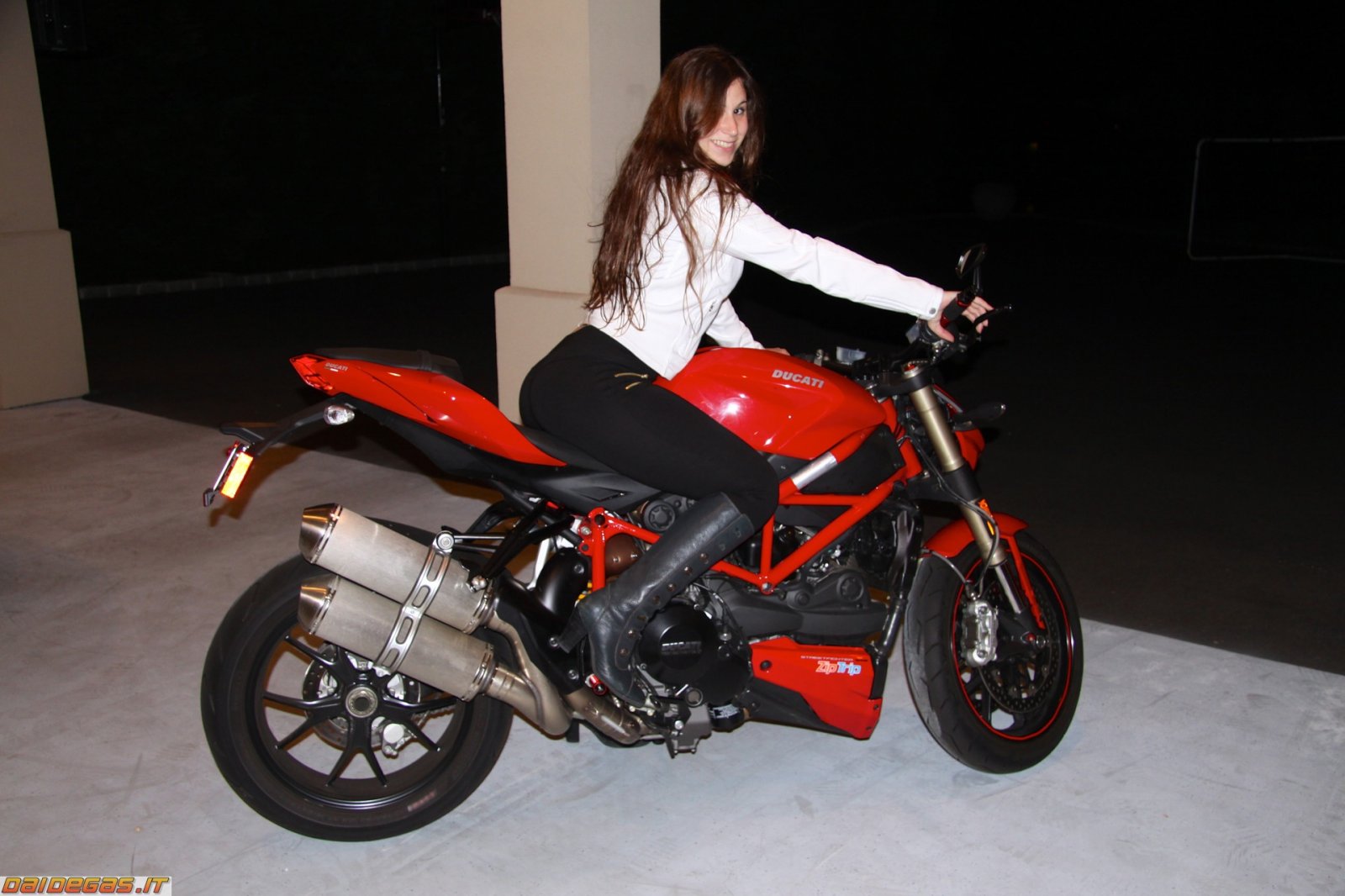 ducati-streetfighter-ragazza-sexy-hot-girl-babe-bike-6.jpg