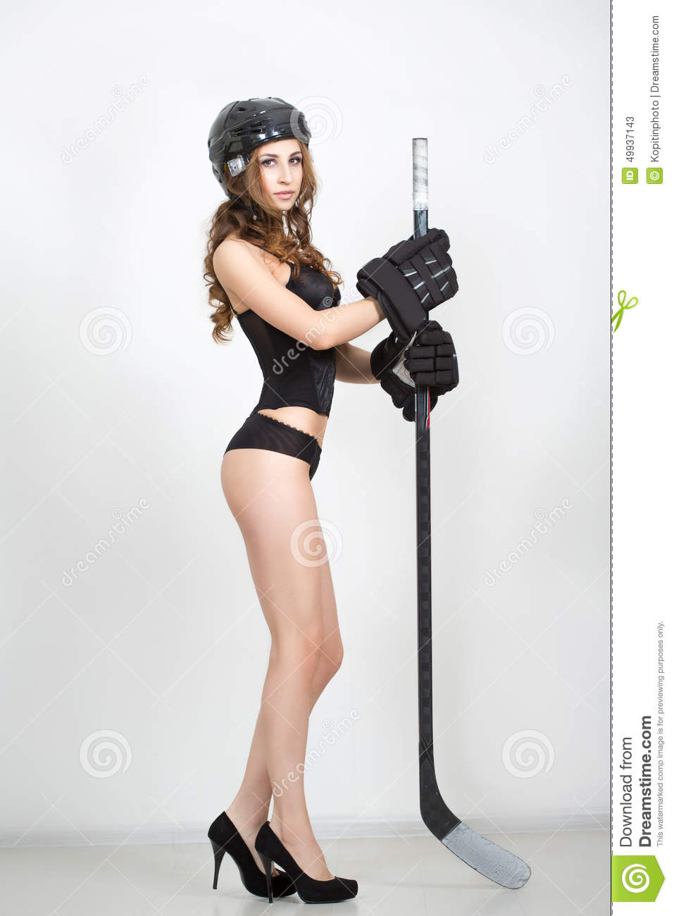 fille-dans-un-casque-d-hockey-dans-les-sous-vêtements-49937143.jpg