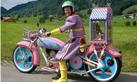 Grayson-Perry-on-his-Bike-006.jpg