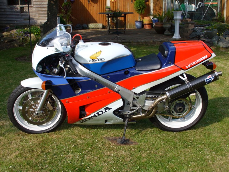 Honda RC30 015.jpg