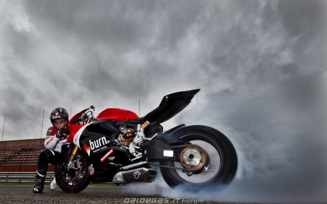 in front of-ducati-1199-burn-burnout.jpg