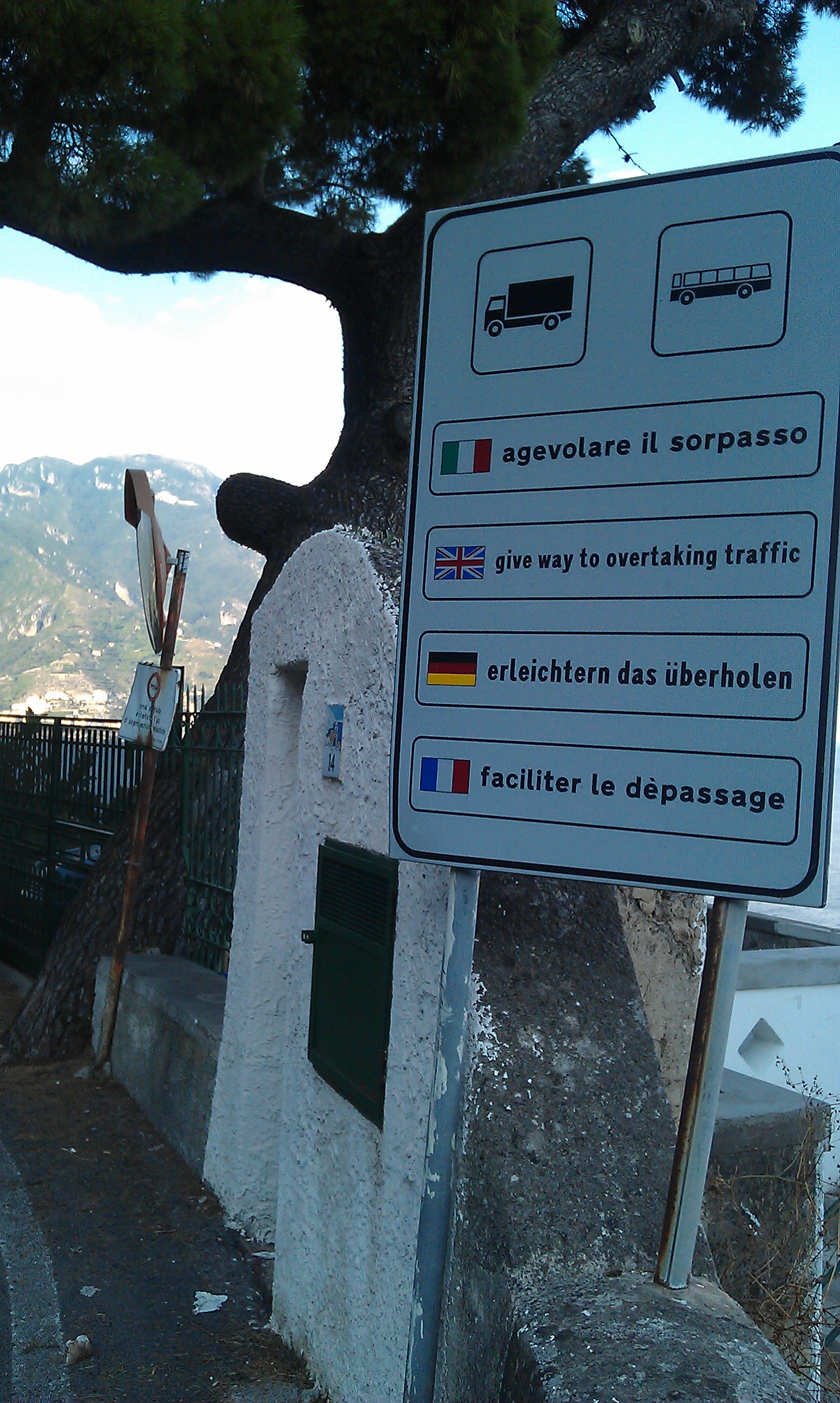 Italian road sign.jpg