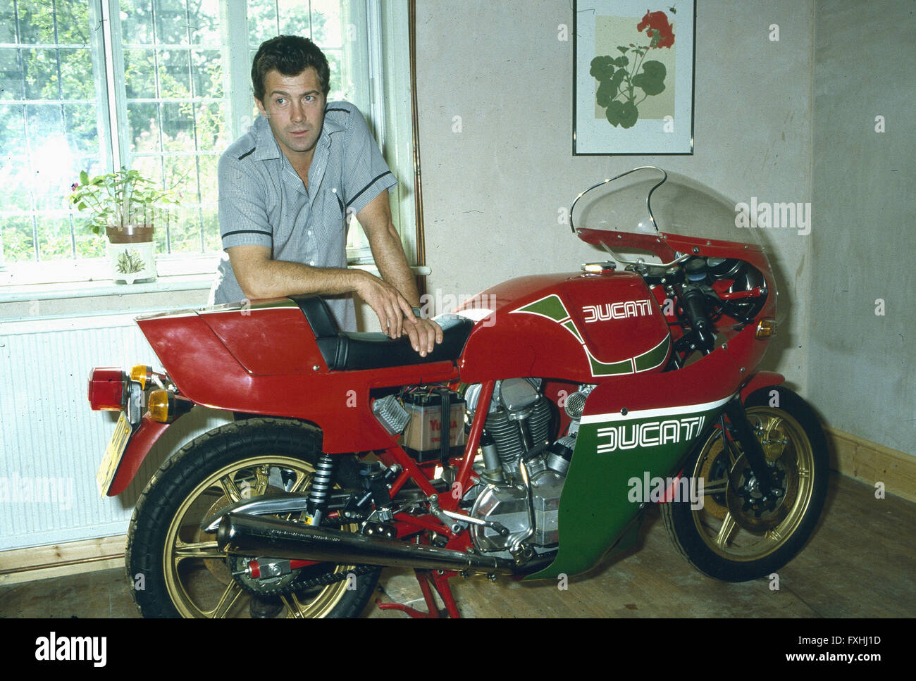 london-uk-archive-lewis-collins-in-the-mid-1980s-at-his-home-and-with-FXHJ1D.jpg