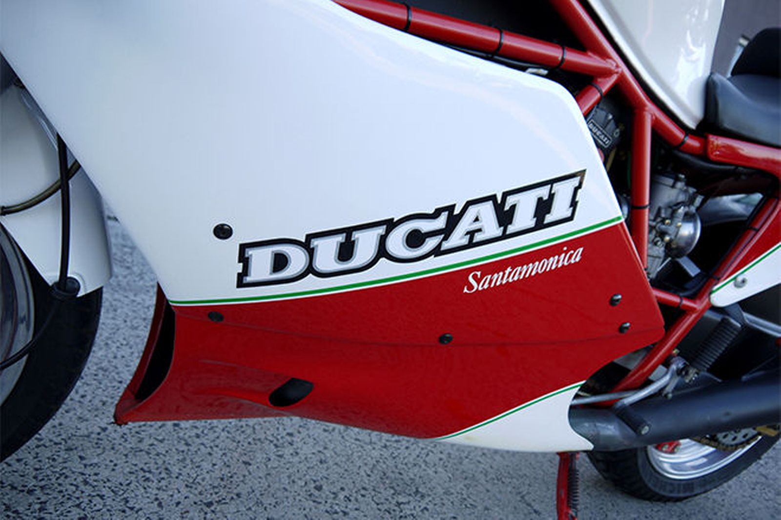 lower 1988-ducati-750-f1-santamonica-motorcycle-ltd-edition.jpg