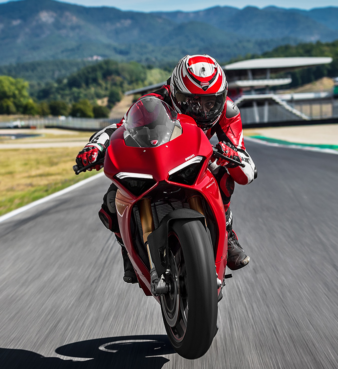 Panigale-V4S-Red-MY18-01-Carousel-Imgtext-Comcept-677x740.jpg