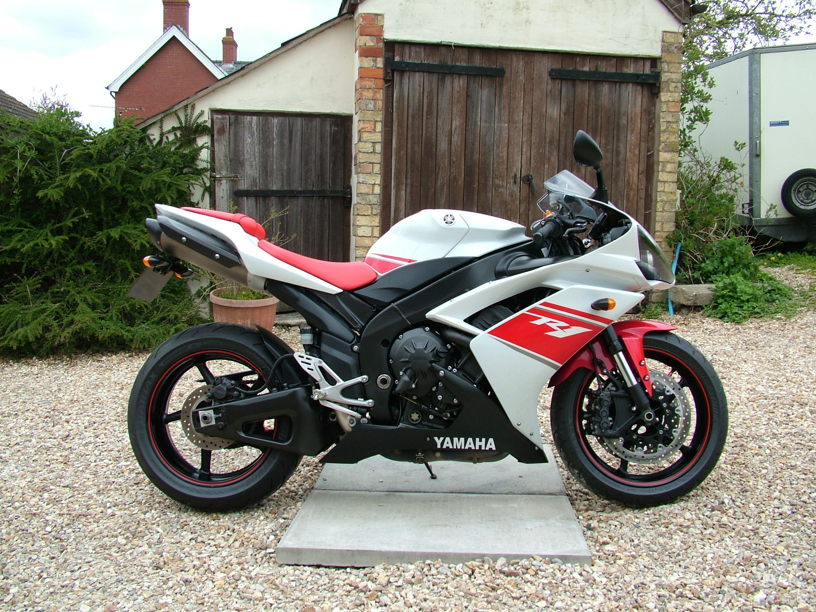 R 1 WHITE 001.jpg