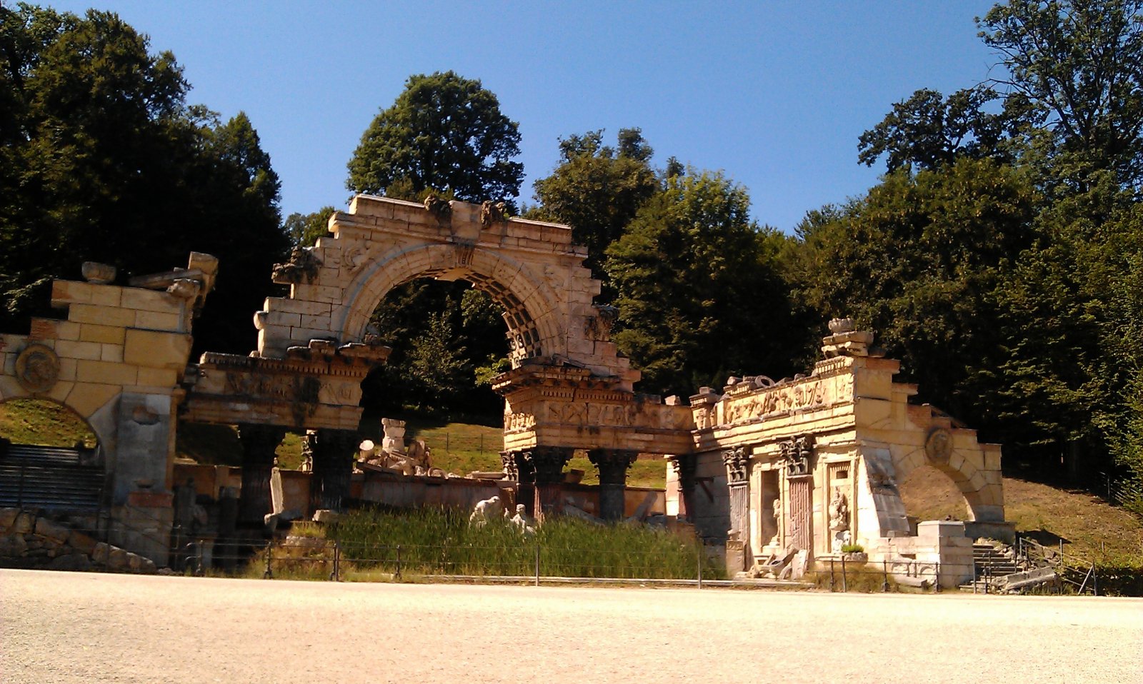 Schonbrunn mock ruins 16-07-15.jpg