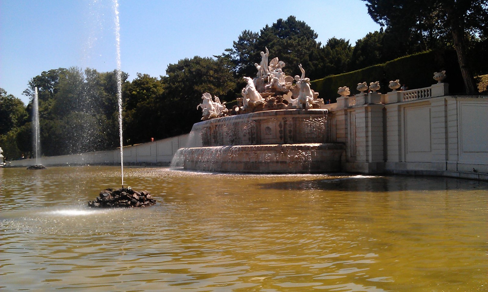 Schonbrunn Neptune fountain 16-07-15.jpg