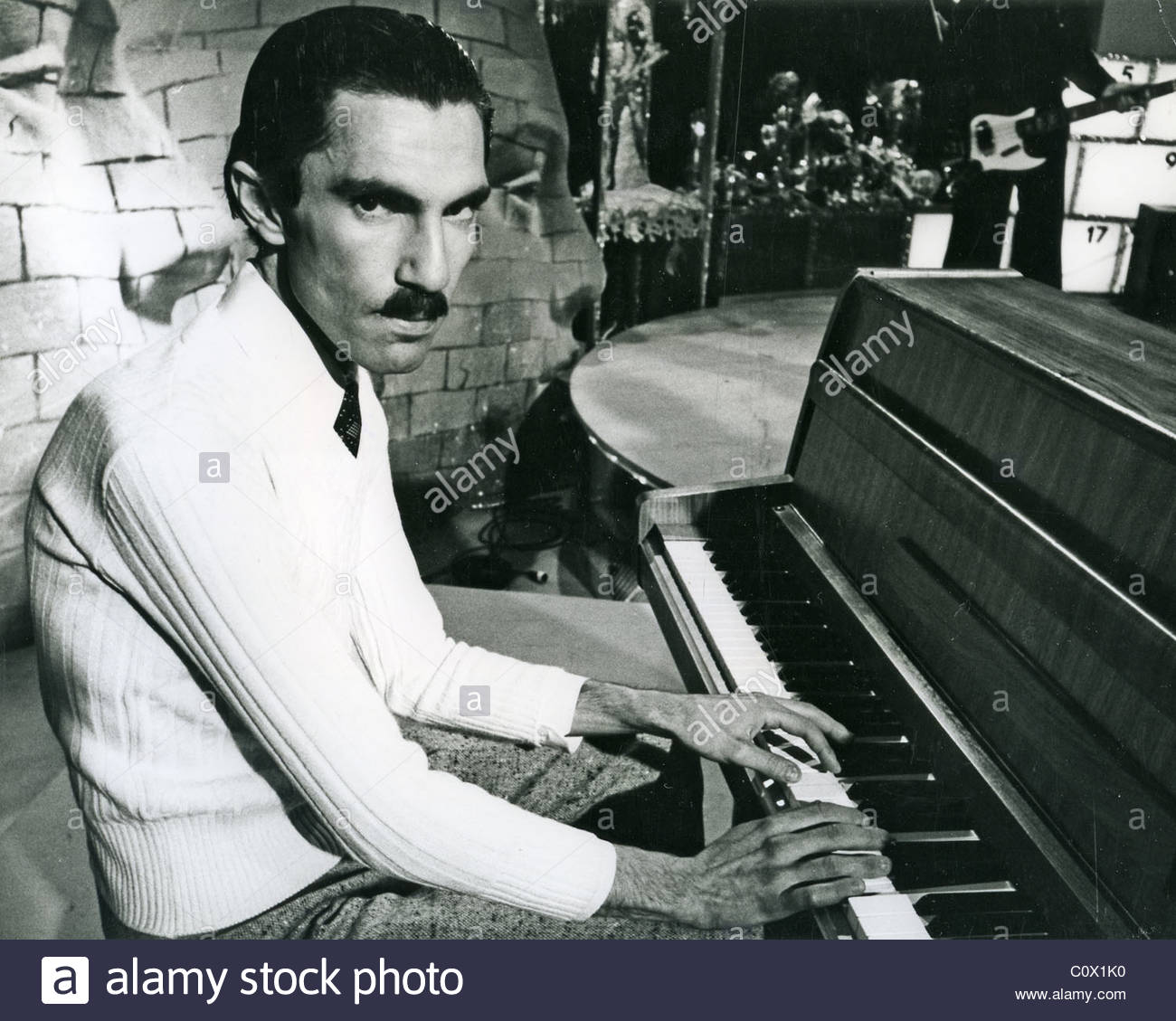 sparks-us-pop-group-about-1975-with-ron-mael-C0X1K0.jpg