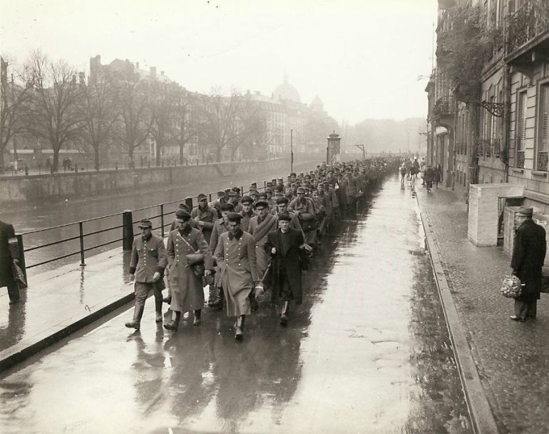 Strasbourg 1945 German prisoners.jpg