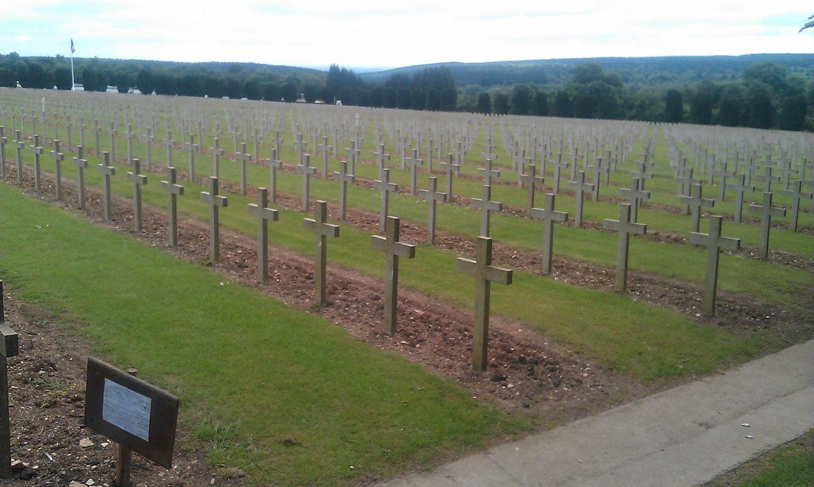 Verdun WW1 graves June 2012.jpg