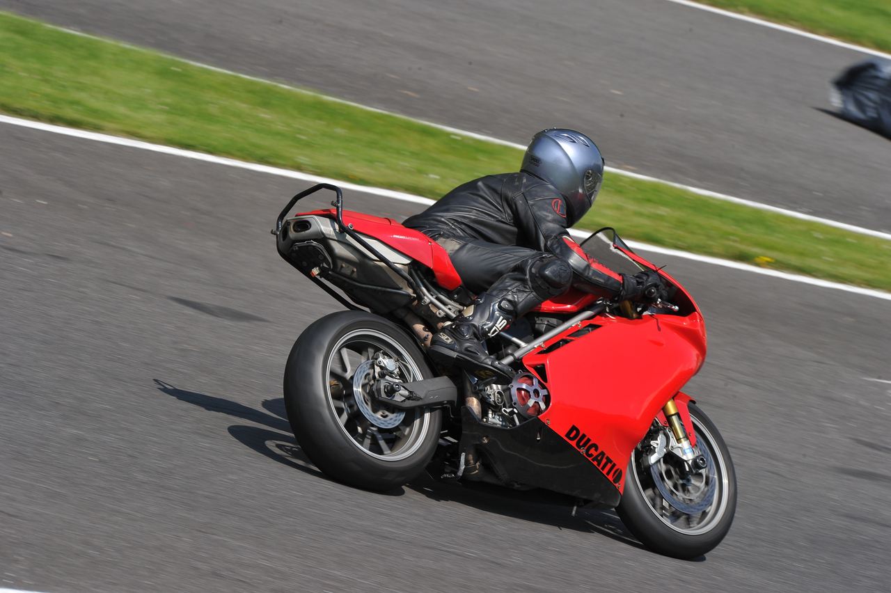 04-07-2011 No Limits Trackday Cadwell Park