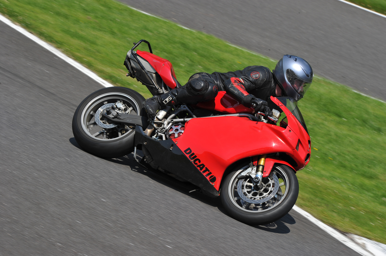 04-07-2011 No Limits Trackday Cadwell Park