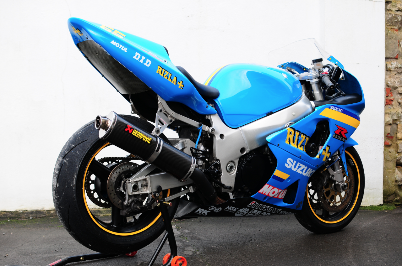 Srad gets new decals, black wheels and carbon Akra can