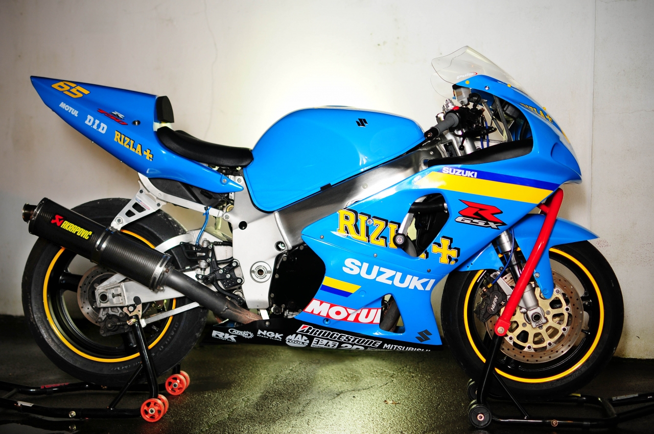 Srad gets new decals, black wheels and carbon Akra can