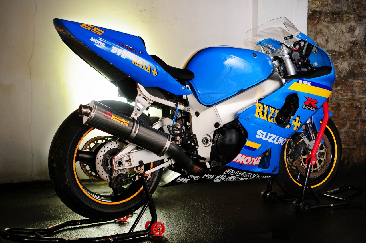 Srad gets new decals, black wheels and carbon Akra can