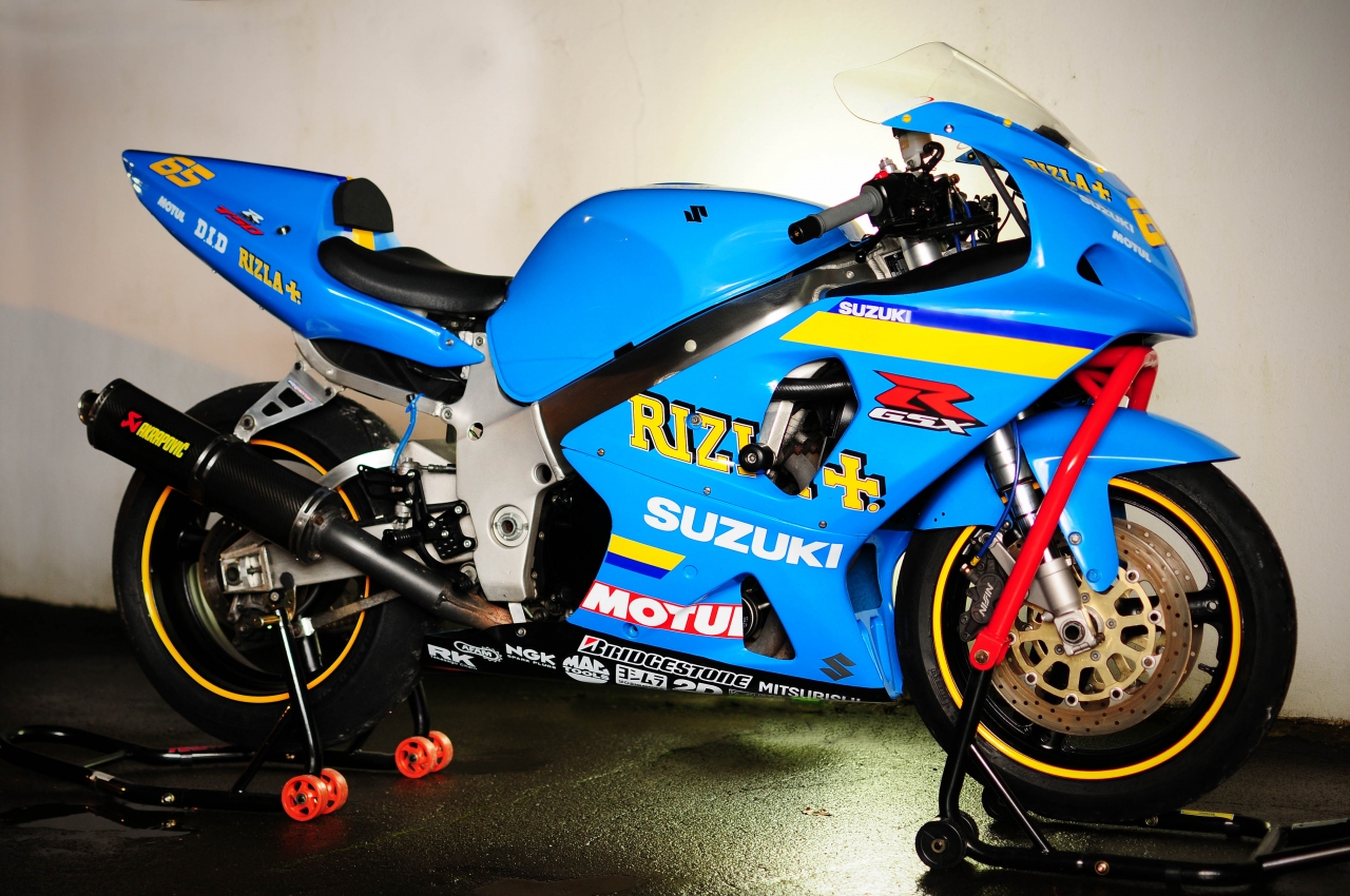 Srad gets new decals, black wheels and carbon Akra can